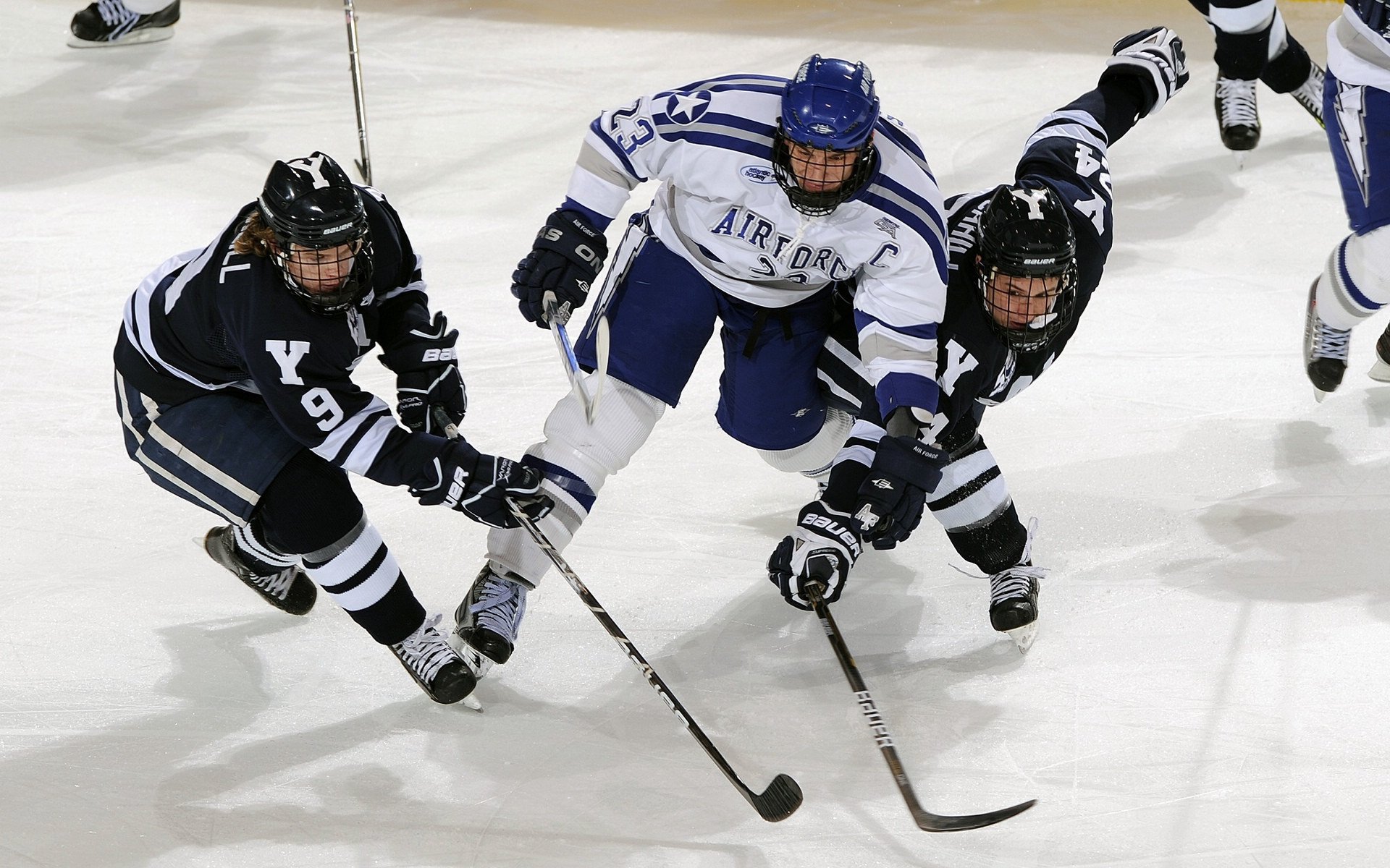 伊朗足球稳胜巴拉圭，伊萨克东决封神—体育双雄的荣耀时刻